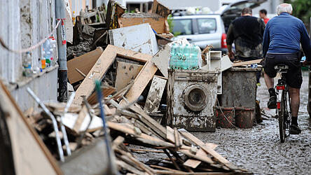 Die Schlammwelle zerstörte viele Wohnungen und deren Einrichtungen. Das Bild zeigt die Situation vier Tage danach.