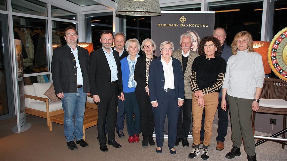 Die bewährte Vorstandschaft um Arnfried Lausch bleibt weitere zwei Jahre im Amt; mit im Bild sind die Bürgermeister Markus Hofmann (Bad Kötzting), Stefan Baumgartner (Chamerau), Xaver Gmach und dessen Stellvertreter Reinhard Heitzer (Hohenwarth). Die bewährte Vorstandschaft um Arnfried Lausch bleibt weitere zwei Jahre im Amt; mit im Bild sind die Bürgermeister Markus Hofmann (Bad Kötzting), Stefan Baumgartner (Chamerau), Xaver Gmach und dessen Stellvertreter Reinhard Heitzer (Hohenwarth).