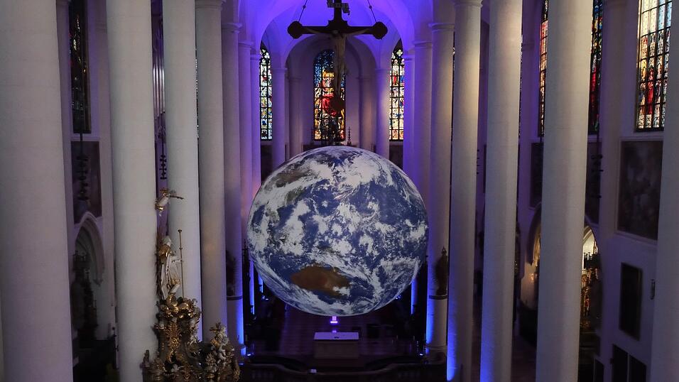 Die Installation des britischen K&uuml;nstlers Luke Jerram will ein Gef&uuml;hl f&uuml;r den Overview-Effekt vermitteln, den Raumfahrer erleben, wenn sie zum ersten Mal die Erde aus dem Weltall wahrnehmen. Er ist gekennzeichnet durch Ehrfurcht vor dem Planeten und einem tiefen Verst&auml;ndnis f&uuml;r die Verbundenheit allen Lebens auf der Erde.