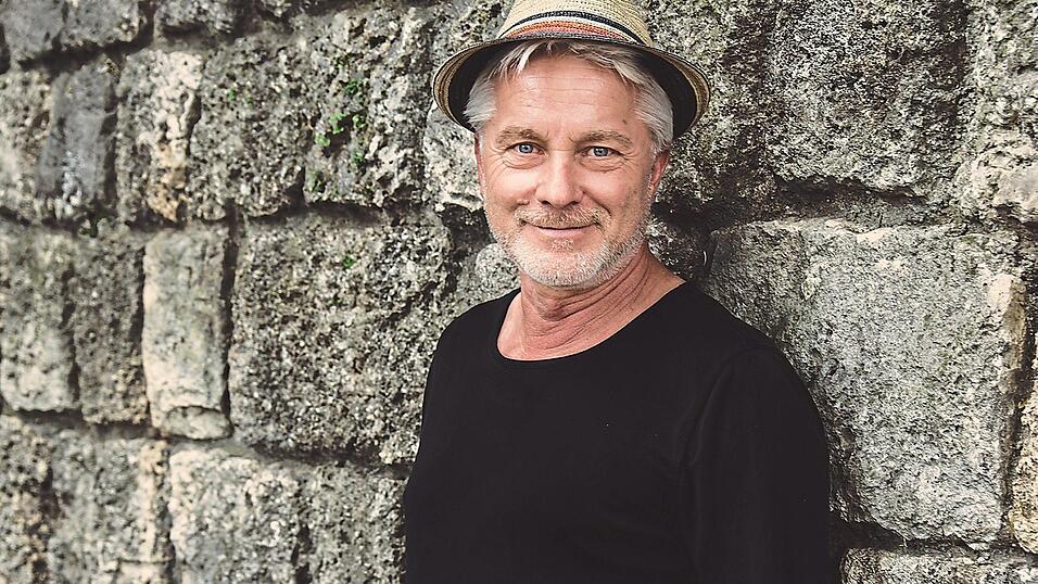 In Landau präsentiert Werner Schmidbauer neue Songs, aber auch 'alte Herzenslieder', wie er sagt. Karten gibt es noch im Vorverkauf beim Cactus Buchladen Landau und bei Skribo Wällischmiller oder an der Abendkasse. In Landau präsentiert Werner Schmidbauer neue Songs, aber auch 'alte Herzenslieder', wie er sagt. Karten gibt es noch im Vorverkauf beim Cactus Buchladen Landau und bei Skribo Wällischmiller oder an der Abendkasse.