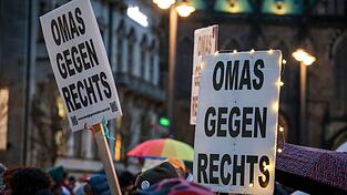 Die Initiative Omas gegen Rechts wird gleich in zwei Bundesländern geehrt - gemeinsam mit einem Musikprojekt in Dresden. (Archivbild) Die Initiative Omas gegen Rechts wird gleich in zwei Bundesländern geehrt - gemeinsam mit einem Musikprojekt in Dresden. (Archivbild)