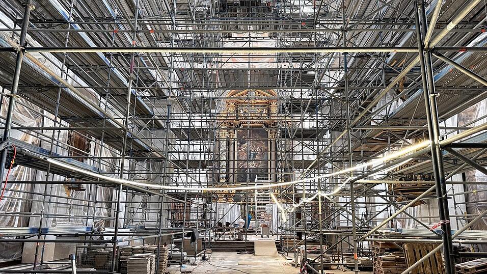 Ger&uuml;ste pr&auml;gen gerade noch den Blick in die Jesuitenkirche. Die gro&szlig;e Box in der Mitte ist allerdings verschwunden.