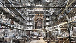Ger&uuml;ste pr&auml;gen gerade noch den Blick in die Jesuitenkirche. Die gro&szlig;e Box in der Mitte ist allerdings verschwunden.