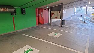 Die beiden Ladepunkte in der Tiefgarage am Oberen Stadtplatz an der Ein-/Ausfahrt.