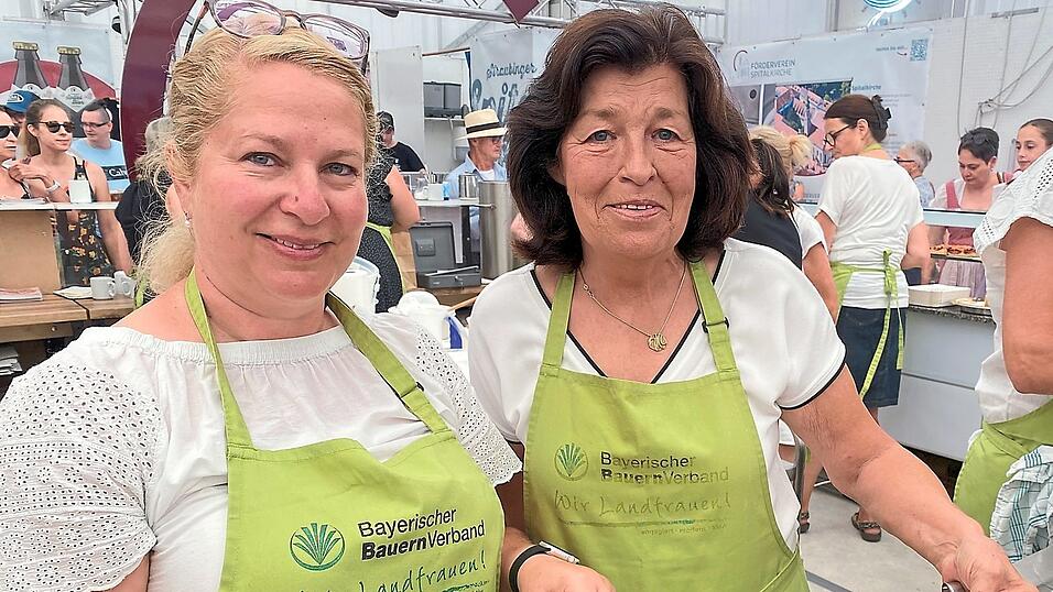 Wie wäre es mit einem frischen Kiachl? Die Landfrauen mit Bezirks- und Kreisbäuerin Claudia Erndl (2.v.l.) backen an ihrem Stand in Halle 12 auf der Ostbayernschau die Ausgezogenen im Akkord. Wie wäre es mit einem frischen Kiachl? Die Landfrauen mit Bezirks- und Kreisbäuerin Claudia Erndl (2.v.l.) backen an ihrem Stand in Halle 12 auf der Ostbayernschau die Ausgezogenen im Akkord.