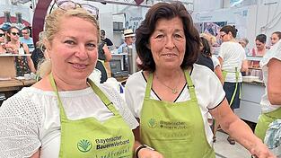 Wie wäre es mit einem frischen Kiachl? Die Landfrauen mit Bezirks- und Kreisbäuerin Claudia Erndl (2.v.l.) backen an ihrem Stand in Halle 12 auf der Ostbayernschau die Ausgezogenen im Akkord. Wie wäre es mit einem frischen Kiachl? Die Landfrauen mit Bezirks- und Kreisbäuerin Claudia Erndl (2.v.l.) backen an ihrem Stand in Halle 12 auf der Ostbayernschau die Ausgezogenen im Akkord.