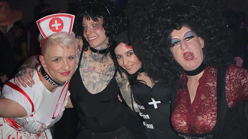 Ganz schön gruselig, die Truppe...