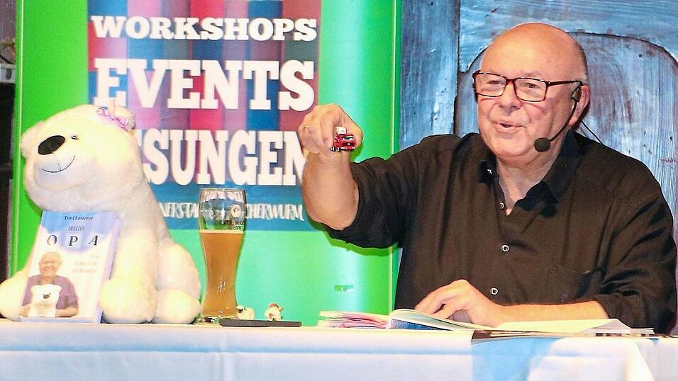 Der Toni und sein Kuschelb&auml;r: Zur Buchpr&auml;sentation im urigen R&ouml;hrl-Wirtshaus in Eilsbrunn nahm Lauerer zur Buchvorstellung neben dem obligatorischen Wei&szlig;bier auch einen Stoffeisb&auml;r, der auch das Cover seines neuen Buches ziert, mit auf die B&uuml;hne.