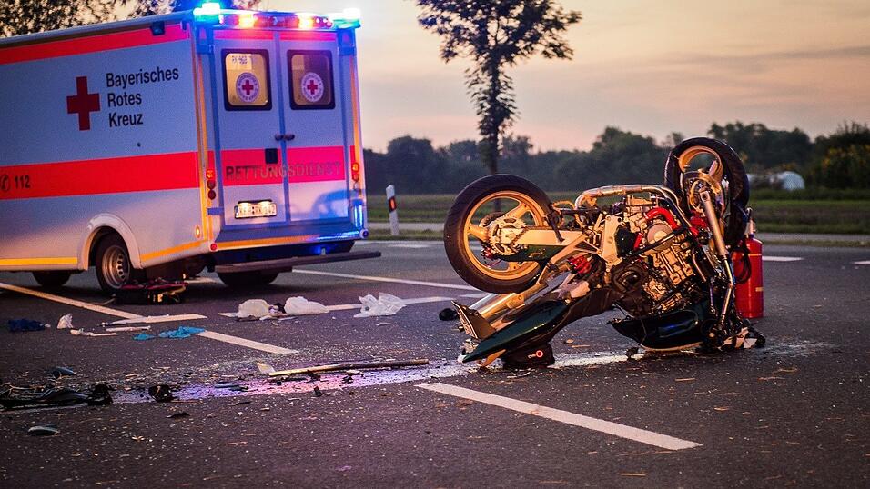 Auf der B299 bei Neustadt an der Donau hat sich am Mittwochabend ein tödlicher Unfall ereignet. Auf der B299 bei Neustadt an der Donau hat sich am Mittwochabend ein tödlicher Unfall ereignet.