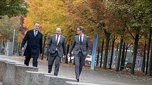 Unionsfraktionschef Jens Spahn, CSU-Landesgruppenchef Alexander Hoffmann und CDU-Generalsekretär Carsten Linnemann (v. l.) kommen zum Koalitionsausschuss im Bundeskanzleramt.