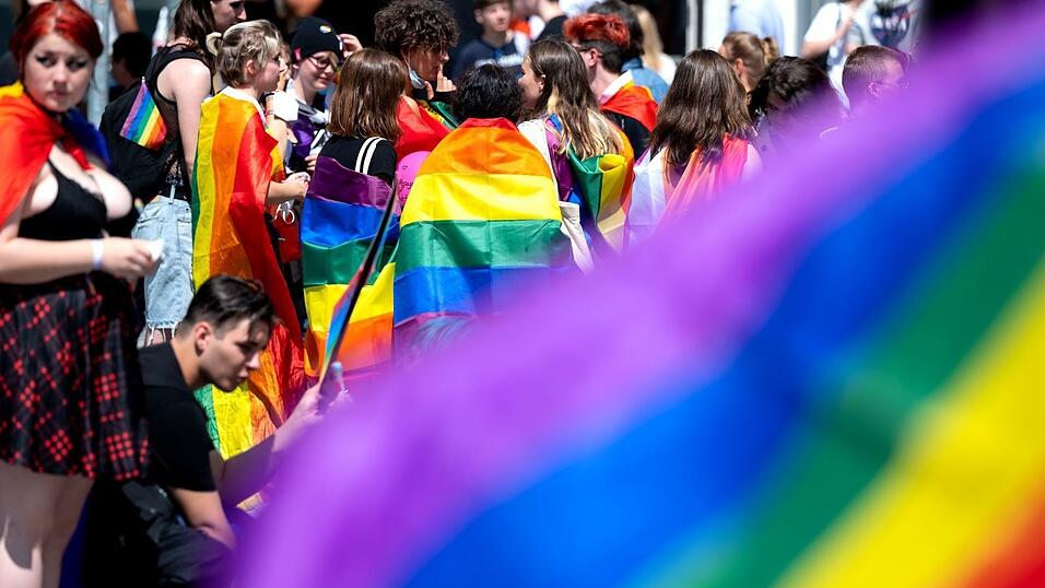 Queeres Leben geh&ouml;rt schon lange fest zu Bayern - die Staatsregierung braucht bei der Umsetzung des Aktionsplans aber viel Zeit. In diesem Jahr soll es nun soweit sein. Wann genau, ist aber offen. (Illustration)