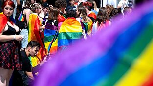 Queeres Leben gehört schon lange fest zu Bayern - die Staatsregierung braucht bei der Umsetzung des Aktionsplans aber viel Zeit. In diesem Jahr soll es nun soweit sein. Wann genau, ist aber offen. (Illustration) Queeres Leben gehört schon lange fest zu Bayern - die Staatsregierung braucht bei der Umsetzung des Aktionsplans aber viel Zeit. In diesem Jahr soll es nun soweit sein. Wann genau, ist aber offen. (Illustration)