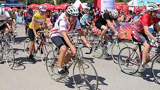 Mit goldenem Rad, rotem Lippenstift und Retro-Outfit startete Barbara Wilfurth am Samstag beim Retro-Arbermarathon. Das Rad ist das zweite, das sie jemals besessen hat. Mit 34 Jahren hat sie es sich gekauft. Zum Radsport kam sie erst mit 30 Jahren. Mit goldenem Rad, rotem Lippenstift und Retro-Outfit startete Barbara Wilfurth am Samstag beim Retro-Arbermarathon. Das Rad ist das zweite, das sie jemals besessen hat. Mit 34 Jahren hat sie es sich gekauft. Zum Radsport kam sie erst mit 30 Jahren.