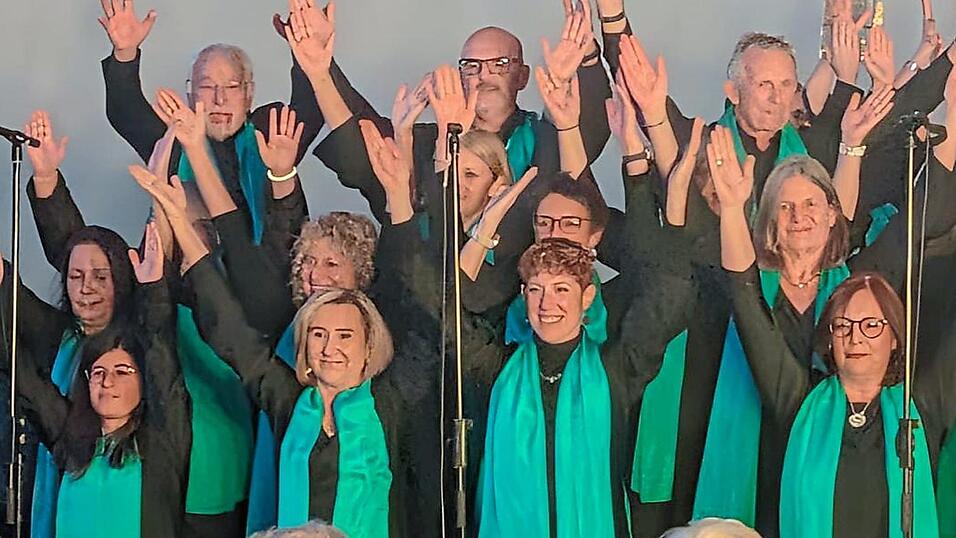 Bei ihren Konzerten wie hier in Nürnberg fordern die Sängerinnen und Sänger von Soul of Mosaic das Publikum auch zum Mitsingen auf. Bei ihren Konzerten wie hier in Nürnberg fordern die Sängerinnen und Sänger von Soul of Mosaic das Publikum auch zum Mitsingen auf.