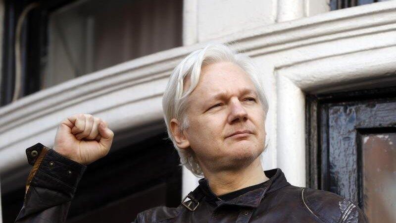 Der Vorwurf der Vergewaltigung scheint gegen ihn nicht mehr im Raum zu stehen: Wikileaks-Gründer Julian Assange. Der Vorwurf der Vergewaltigung scheint gegen ihn nicht mehr im Raum zu stehen: Wikileaks-Gründer Julian Assange.
