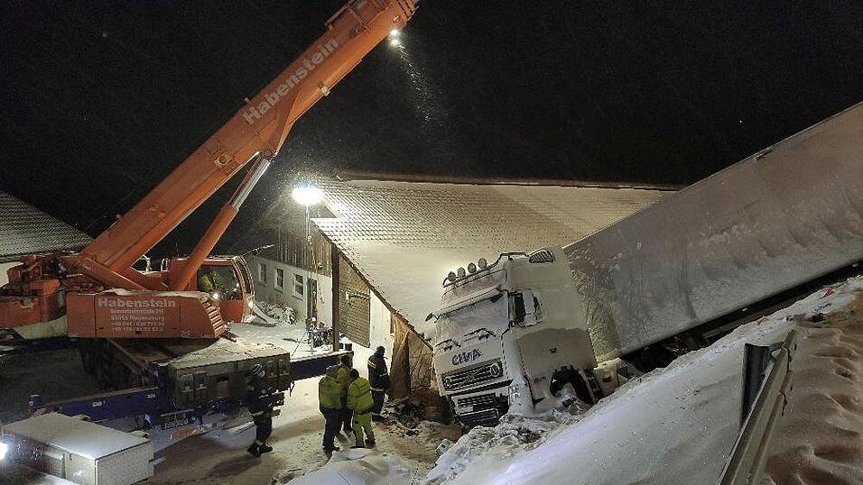 In Ostbayern passierten zwischen Mittwoch und Donnerstag viele Unf&auml;lle. Bei Loitzendorf im Landkreis Straubing-Bogen rutschte ein Sattelzug gegen einen Kuhstall.