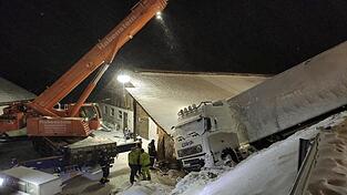 In Ostbayern passierten zwischen Mittwoch und Donnerstag viele Unf&auml;lle. Bei Loitzendorf im Landkreis Straubing-Bogen rutschte ein Sattelzug gegen einen Kuhstall.