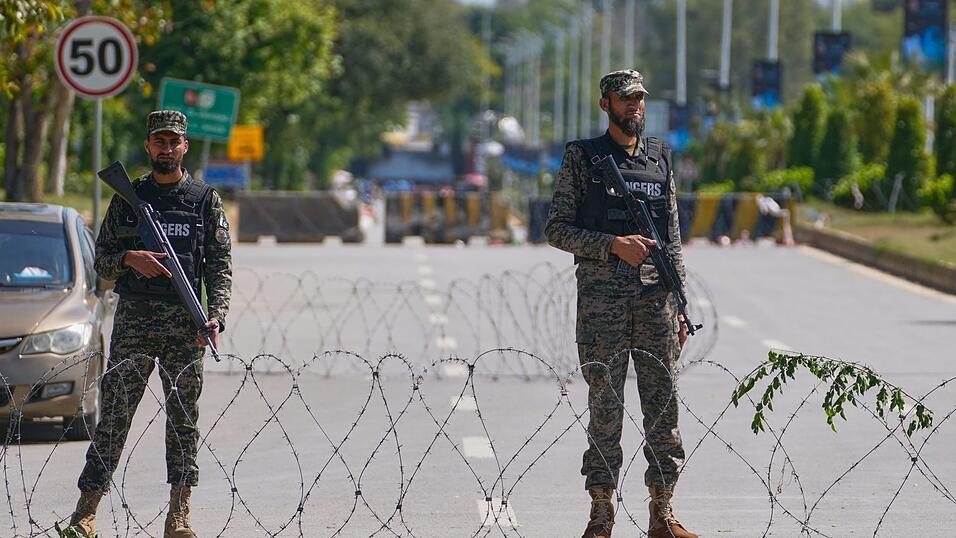 In der pakistanischen Hauptstadt Islamabad sind mehr als 10.000 Sicherheitskr&auml;fte im Einsatz, um die Friedensgespr&auml;che zu sichern.