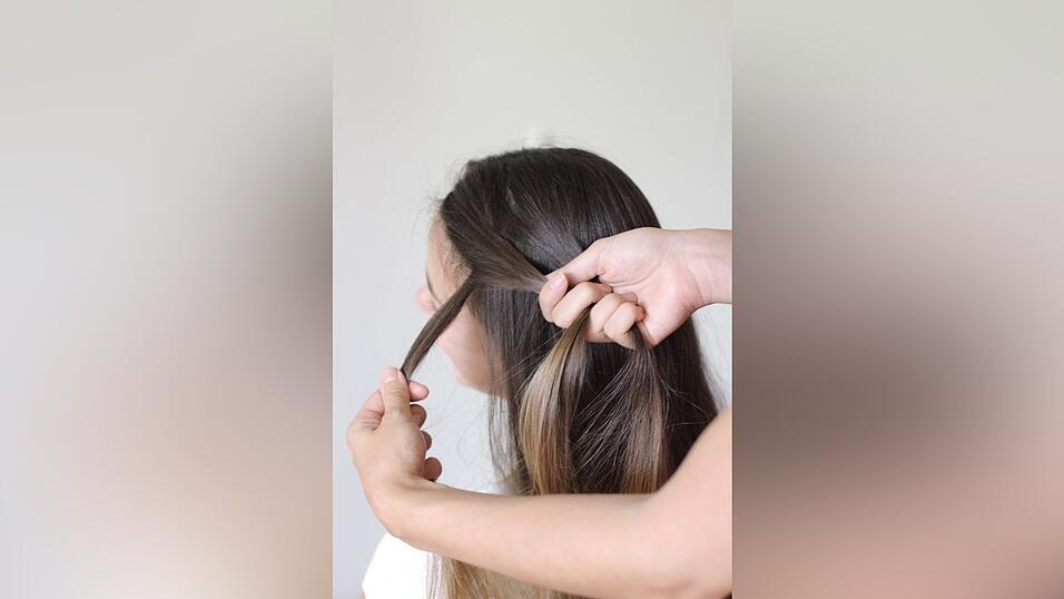 Anschließend kreuzt man die Strähnen miteinander. Zuerst legt ihr die vordere Strähne auf die mittlere und zieht diese anschließend nach vorne. Anschließend kreuzt man die Strähnen miteinander. Zuerst legt ihr die vordere Strähne auf die mittlere und zieht diese anschließend nach vorne.