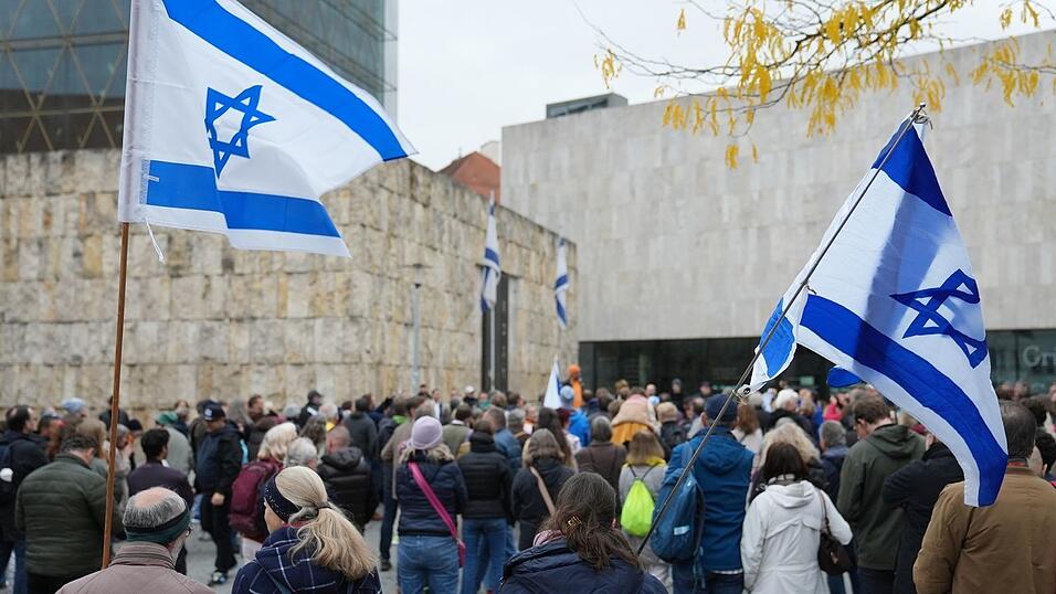 Hunderte Menschen feiern die Freilassung der Geiseln.