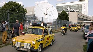 Der Filmemacher Dan Priban f&auml;hrt mit seinem Trabi am Prager Sendezentrum des &ouml;ffentlich-rechtlichen Tschechischen Fernsehens (CT) vorbei. (Archivbild)