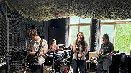 Die Band &bdquo;Viridis&ldquo; in ihrem Probenraum im Straubinger Bandhaus.