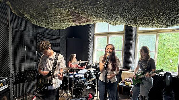 Die Band &bdquo;Viridis&ldquo; in ihrem Probenraum im Straubinger Bandhaus.