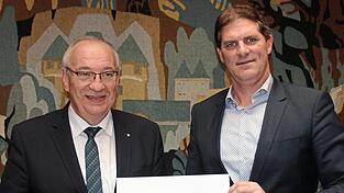 Landrat Franz L&ouml;ffler und Johann B&ouml;gl besiegeln die Zusammenarbeit.