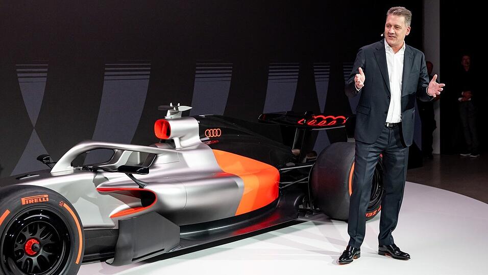 Audi-Boss Gernot Döllner vor seinem neuen Schmuckstück.