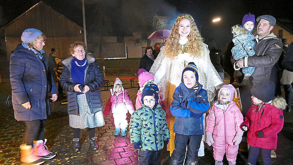 Das f&uuml;rstliche Christkind vom Romantischen Weihnachtsmarkt Schloss Thurn und Taxis in Regensburg, Carolin Korber aus Upfkofen, inmitten der kleinsten Winterzauber-Besucher