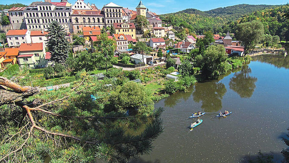 Die Eger mit der Stadt Cheb im Hintergrund.