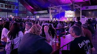 Dankbar nahmen die zahlreichen Besucher die Biertischgarnituren an, um näher bei der Bühne zu sitzen.