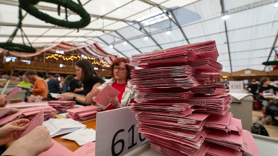 Weil die Messehallen belegt waren, wurden die Briefwahlunterlagen in Augsburg in einem Bierzelt ausgez&auml;hlt.
