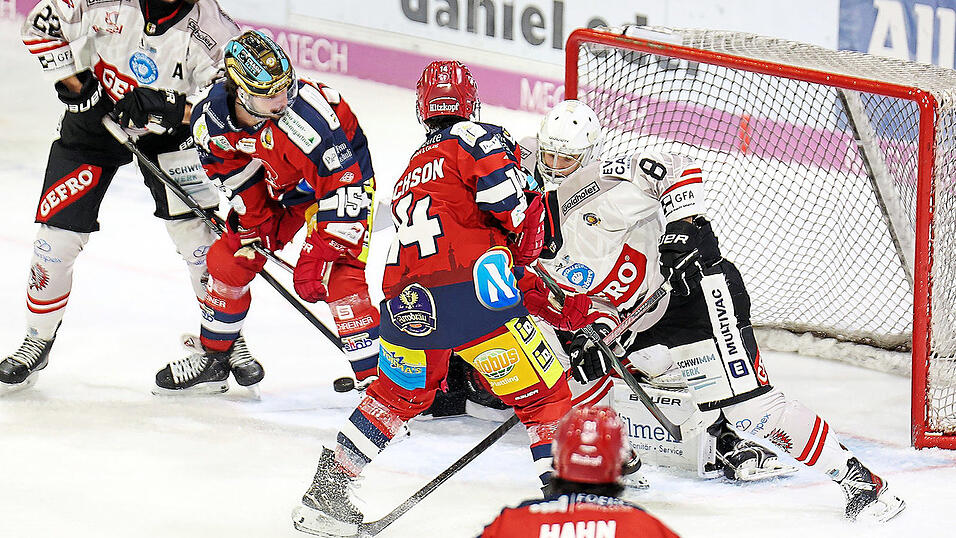 Der Deggendorfer SC (in Rot) hat gegen die Memmingen Indians (in Wei&szlig;) in der Hauptrunde der Oberliga S&uuml;d drei von vier Spielen verloren. In den Playoffs will man es besser machen - und den Oberliga-Titel gewinnen.