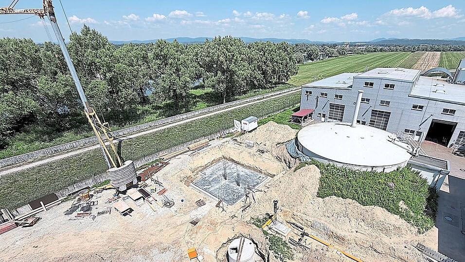 Blick vom Faulturm auf die Baustelle auf dem Gel&auml;nde der Kl&auml;ranlage. F&uuml;r rund 4,6 Millionen Euro wird dort derzeit die komplette Gasschiene der Kl&auml;ranlage erneuert. Der wei&szlig;e runde Beh&auml;lter ist der aktuelle Gasspeicher, der im Zuge der Erweiterung der Gasschiene ausgebaut wird.