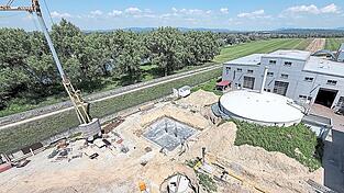 Blick vom Faulturm auf die Baustelle auf dem Gel&auml;nde der Kl&auml;ranlage. F&uuml;r rund 4,6 Millionen Euro wird dort derzeit die komplette Gasschiene der Kl&auml;ranlage erneuert. Der wei&szlig;e runde Beh&auml;lter ist der aktuelle Gasspeicher, der im Zuge der Erweiterung der Gasschiene ausgebaut wird.