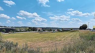 Auf dieser knapp 15.000 Quadratmeter großen Fläche im Gewerbegebiet „Auhof-Südwest“, aufgenommen von der höher gelegenen Nandlstädter Straße, plant die Firma Bachner ihren neuen Firmensitz. Links zu erkennen der Wolf-Campus an der vorbeiführenden Bundesstraße. Auf dieser knapp 15.000 Quadratmeter großen Fläche im Gewerbegebiet „Auhof-Südwest“, aufgenommen von der höher gelegenen Nandlstädter Straße, plant die Firma Bachner ihren neuen Firmensitz. Links zu erkennen der Wolf-Campus an der vorbeiführenden Bundesstraße.