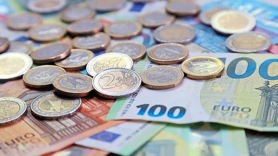 Der Marktgemeinderat Falkenstein hat den Haushalt beschlossen. Das Fazit fällt eindeutig aus. Der Marktgemeinderat Falkenstein hat den Haushalt beschlossen. Das Fazit fällt eindeutig aus.