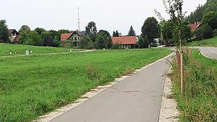 Erschließung und Deckblattänderung sind abgeschlossen, jetzt kann im neuen Baugebiet „Bruckfeld“ in Attenhofen gebaut werden. Der erste Antrag ist bereits abgesegnet.