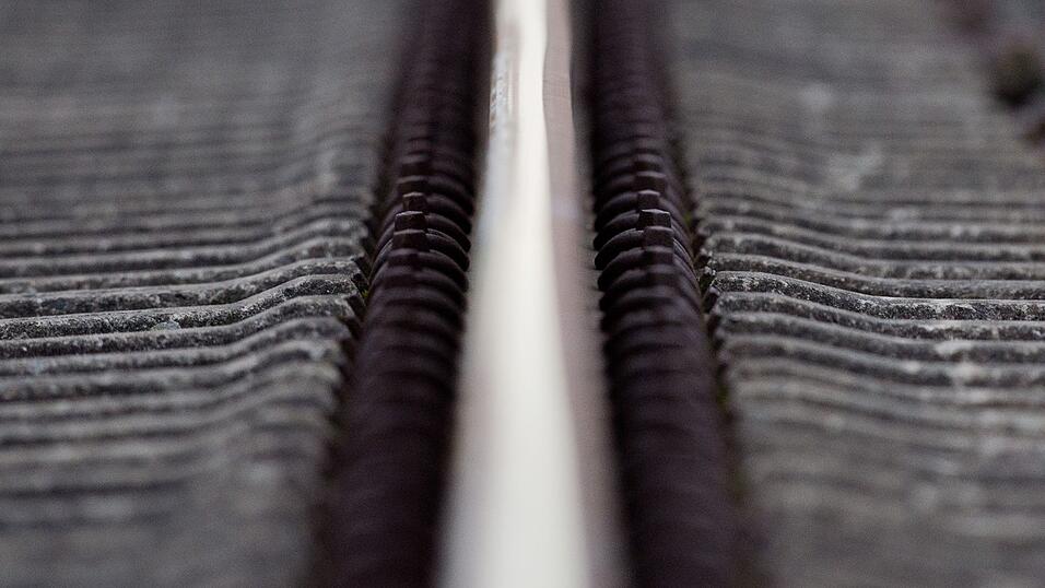 Bahnreisende müssen sich gedulden - die Strecke Bad Reichenhall-Berchtesgaden bleibt vorerst dicht. (Symbolbild) Bahnreisende müssen sich gedulden - die Strecke Bad Reichenhall-Berchtesgaden bleibt vorerst dicht. (Symbolbild)