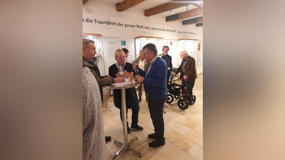 Referent Professor Dr. Weindl im Kreis von Zuhörern während der anschließenden Finissage.