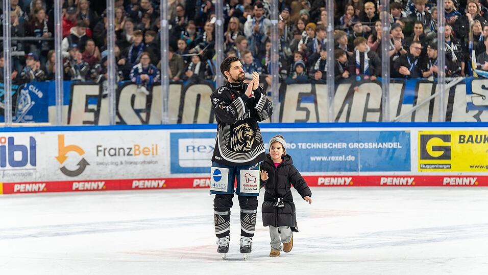 In den letzten Wochen seiner Karriere als Eishockeyprofi wurde es f&uuml;r Benedikt Kohl noch einmal richtig emotional. Von den Tigers-Fans wurde der 36-J&auml;hrige schon nach dem letzten Hauptrunden-Heimspiel gegen Wolfsburg gro&szlig; gefeiert.