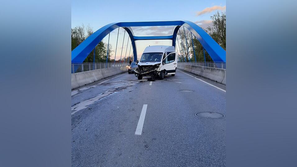 Der Fahrer und zwei Mitfahrer des Transporters zogen sich durch den Unfall schwere Verletzungen zu. Der Fahrer und zwei Mitfahrer des Transporters zogen sich durch den Unfall schwere Verletzungen zu.