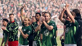 Noch eine Chance erspielt: Die Spieler des VfL Wolfsburg.