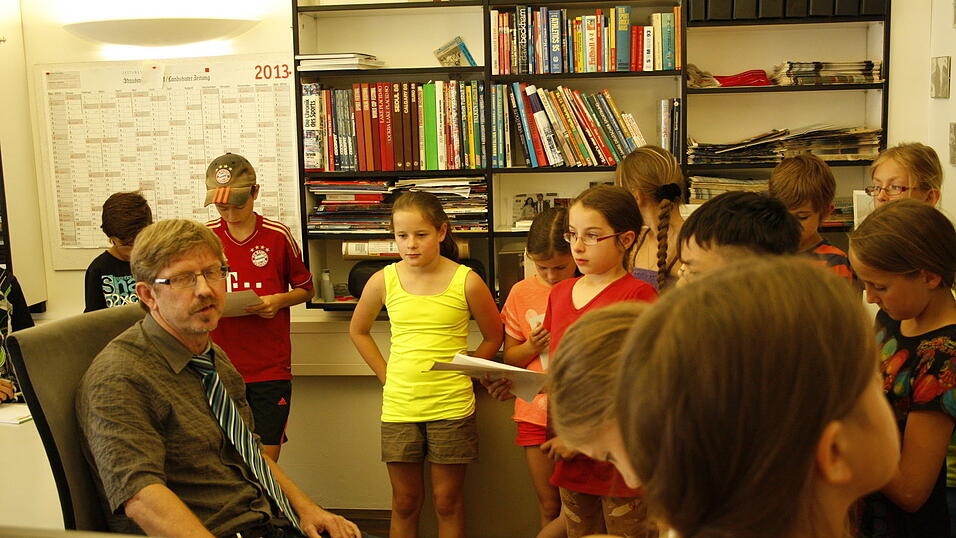 Die 4a und 4b der Grundschule Alburg besuchte am Donnerstag, 11. Juli, zusammen mit ihren Lehrerinnen Frau Scheer und Frau Schill das Verlagshaus des Straubinger Tagblatts. (Foto: Gabauer) Die 4a und 4b der Grundschule Alburg besuchte am Donnerstag, 11. Juli, zusammen mit ihren Lehrerinnen Frau Scheer und Frau Schill das Verlagshaus des Straubinger Tagblatts. (Foto: Gabauer)
