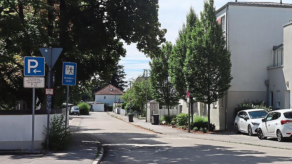 Aufgrund der neuen Verkehrsregeln, die die Sicherheit der Schüler des Schulzentrums Süd erhöhen sollen und eine Umwandlung in eine Einbahnstraße vorsehen, wird beim Friedhof (l.) nur noch Hineinfahren und bei der Apotheke nur noch Herausfahren (r.) erlaubt sein. Aufgrund der neuen Verkehrsregeln, die die Sicherheit der Schüler des Schulzentrums Süd erhöhen sollen und eine Umwandlung in eine Einbahnstraße vorsehen, wird beim Friedhof (l.) nur noch Hineinfahren und bei der Apotheke nur noch Herausfahren (r.) erlaubt sein.