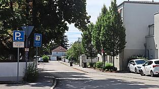 Aufgrund der neuen Verkehrsregeln, die die Sicherheit der Schüler des Schulzentrums Süd erhöhen sollen und eine Umwandlung in eine Einbahnstraße vorsehen, wird beim Friedhof (l.) nur noch Hineinfahren und bei der Apotheke nur noch Herausfahren (r.) erlaubt sein.