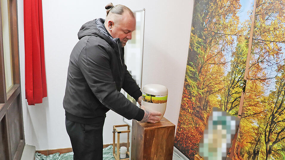 Im Leichenhaus am Chamer Friedhof dekoriert der Bestatter Wolfgang Kolmer Urnen und Särge, damit die Angehörigen Abschied nehmen können. Persönlich soll es sein, die Banner passend zu Urne oder Sarg. Fehlt nur noch der Blumenkranz um die Urne, den die Gärtnerei liefert. Im Leichenhaus am Chamer Friedhof dekoriert der Bestatter Wolfgang Kolmer Urnen und Särge, damit die Angehörigen Abschied nehmen können. Persönlich soll es sein, die Banner passend zu Urne oder Sarg. Fehlt nur noch der Blumenkranz um die Urne, den die Gärtnerei liefert.