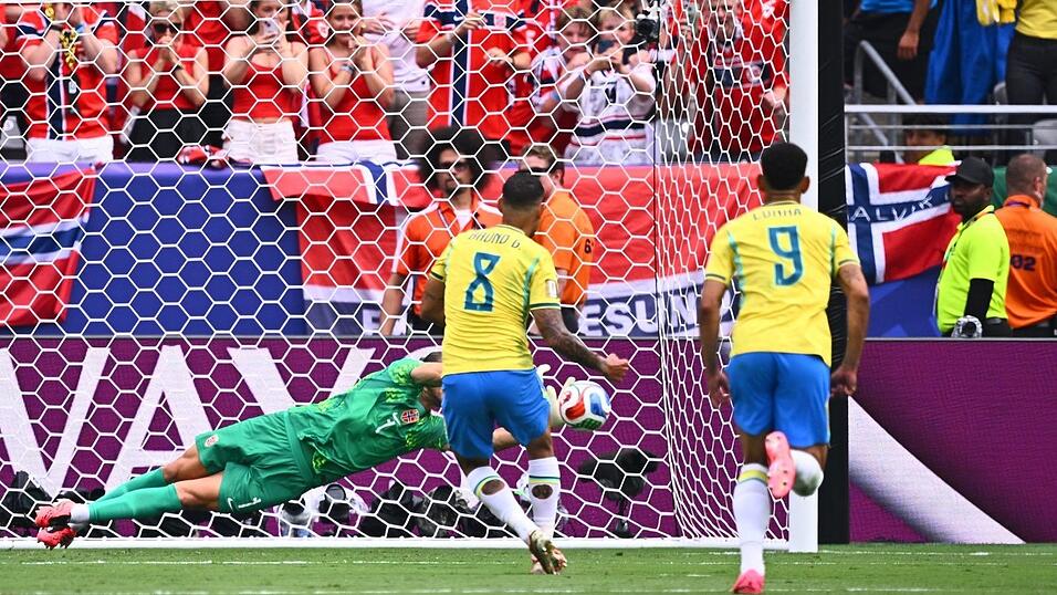Brasiliens Bruno Guimar&atilde;es scheiterte per Elfmeter an &Ouml;rjan Nyland.