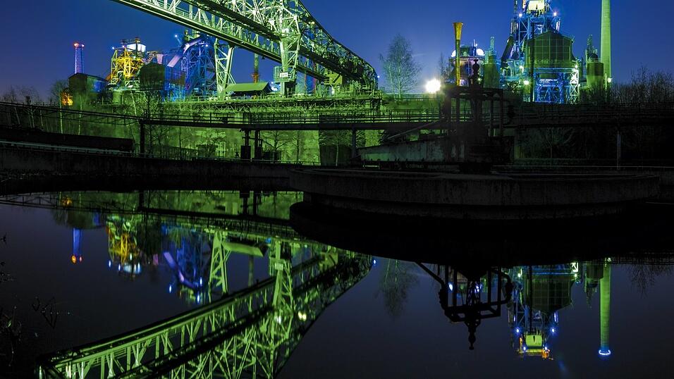 So schnell gehen die Lichter, hier im Landschaftspark Duisburg-Nord, vielleicht doch nicht aus. Ist die Lage etwa besser als die Stimmung? So schnell gehen die Lichter, hier im Landschaftspark Duisburg-Nord, vielleicht doch nicht aus. Ist die Lage etwa besser als die Stimmung?